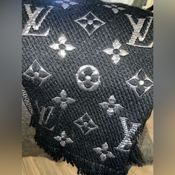 LOUIS VUITTON SCARF - Picture 4 of 16